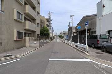 敷地東側の前面道路（南側から）
