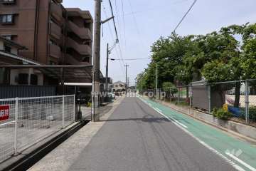 敷地北側の前面道路（東側から）