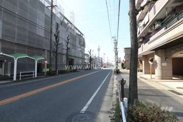 敷地の南側前面道路（東側から）