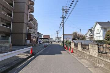 敷地の北側前面道路（東側から）