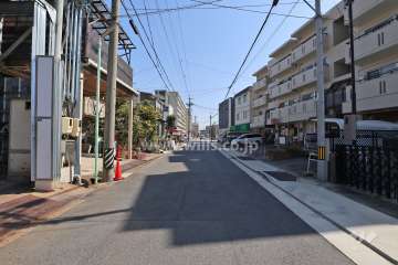 敷地北側の前面道路