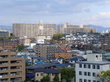 高台の住宅地にあります。