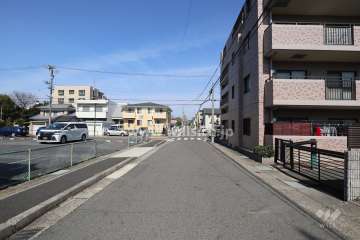 物件の西側前面道路（南側から）