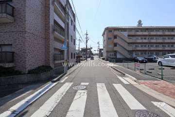 物件の西側前面道路（北側から）