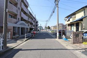 物件の北側前面道路（東側から）