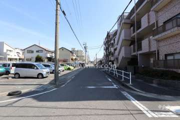 敷地北側の前面道路（西側から）