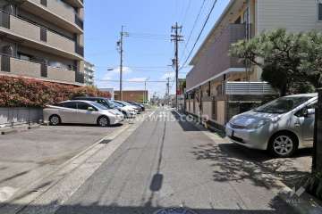 敷地南側の前面道路（西側から）