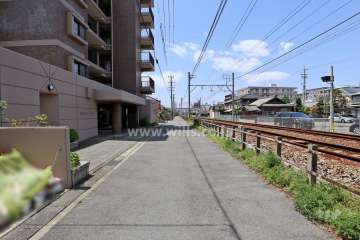 敷地北側の前面道路。北側には名鉄瀬戸線の線路が通っています。