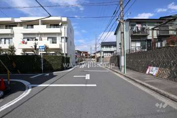 敷地の東側前面道路（南側から）