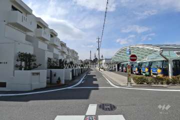敷地の北側前面道路（東側から）