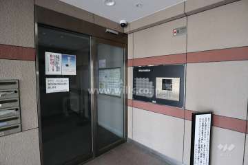 エントランスはオートロック付きです。