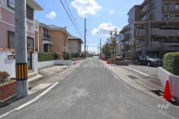 敷地の北東側前面道路（北西側から