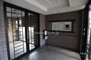 エントランスはオートロック付きです。