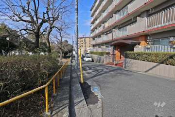 敷地南側の前面道路