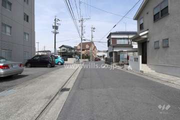 敷地の東側前面道路（南側から）