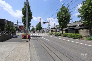 敷地北側の前面道路。バス通りです。