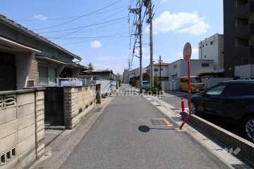 敷地の北側前面道路（西側から）