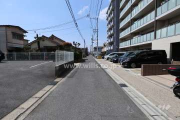 敷地の南側前面道路（東側から）