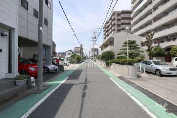 敷地南側の前面道路（東側から）