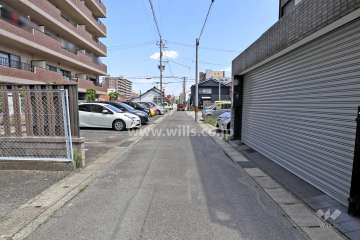 敷地南側の前面道路。道幅は狭いですが、真っ直ぐな街路です。