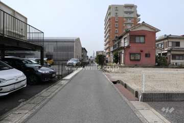 敷地北側の前面道路（東側から）