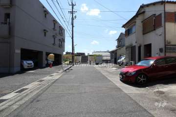 敷地西側の前面道路（北側から）