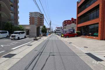 敷地北側の前面道路（東側から）