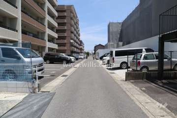 敷地南側の前面道路（西側から）