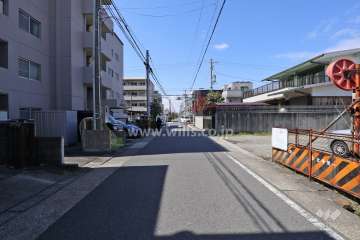 敷地北側の前面道路（東側から）