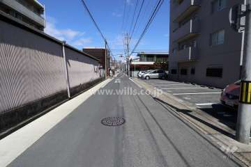敷地西側の前面道路（南側から）