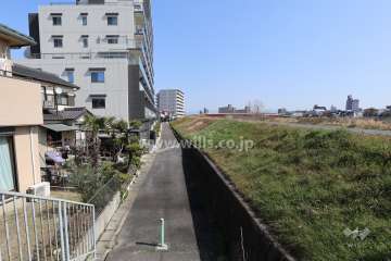 敷地の南側通路（西側から）