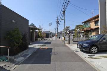 敷地の北側前面道路（東側から）