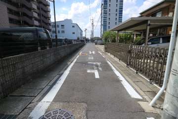 敷地北側の前面道路（東側から）
