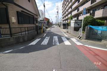 敷地南側の前面道路（東側から）