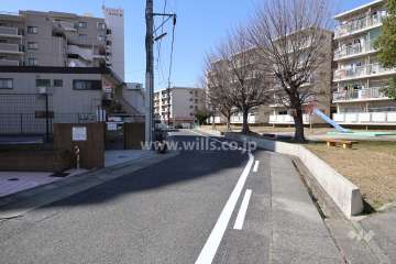 敷地の北側前面道路（東側から）
