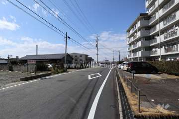 敷地の南側前面道路（東側から）