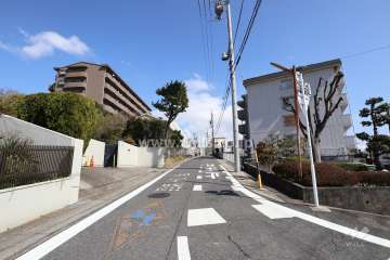 敷地の北西側前面道路（南西側から）