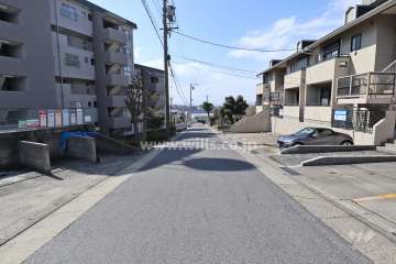 敷地の北西側前面道路（北東側から）