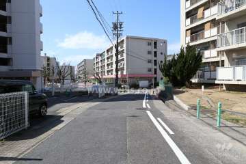 敷地の北側前面道路（東側から）