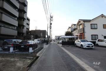 敷地北側の前面道路（東側から）