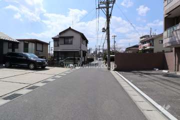 敷地の南側前面道路（東側から）