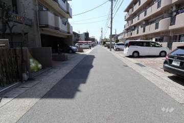 敷地北側の前面道路（東側から）