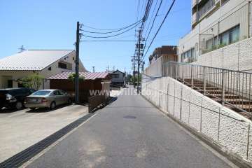 敷地北側の前面道路（東側から）