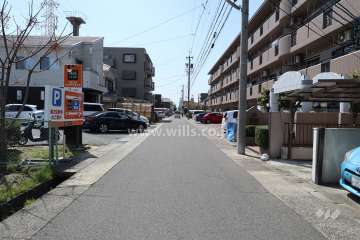 敷地南側の前面道路（東側から）