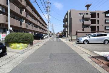 敷地南側の前面道路（西側から）