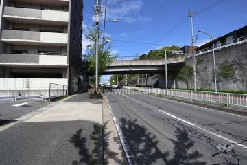 敷地南東側の前面道路（南西側から）