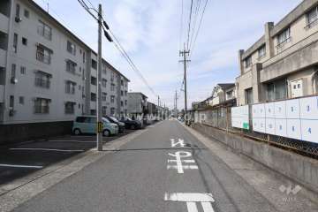 敷地の北側前面道路（東側から）