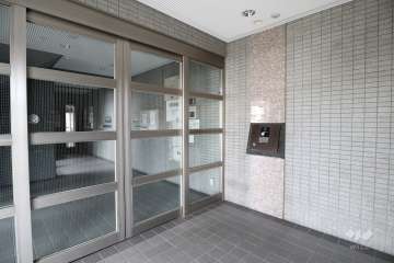 エントランスはオートロック付きです。