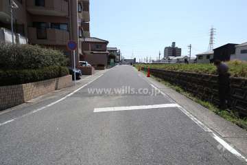 敷地西側の前面道路（北側から）