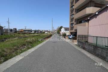 敷地西側の前面道路（南側から）